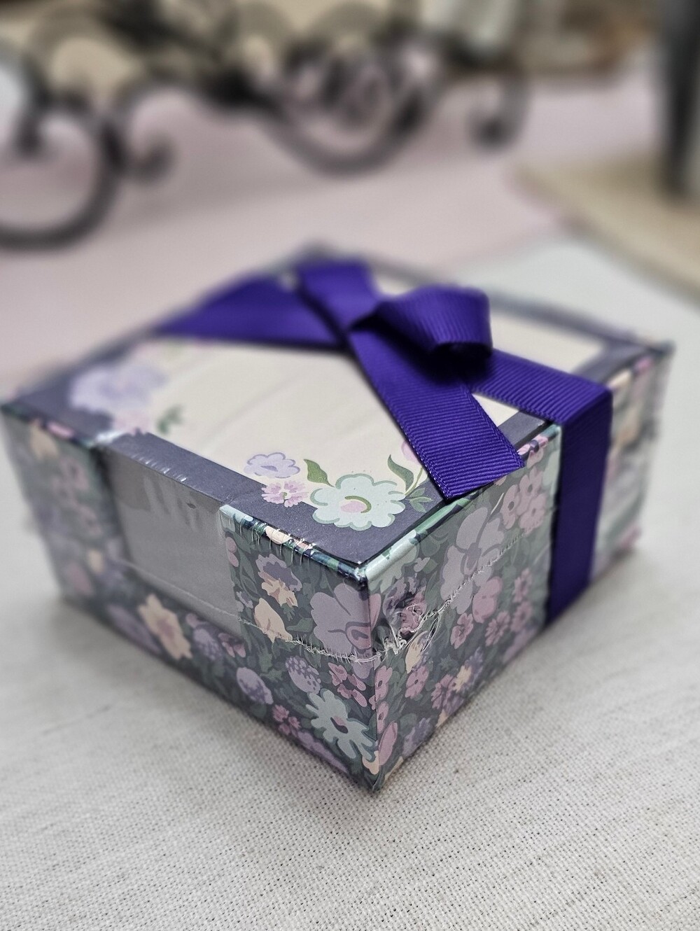Laura Ashley stationary Gift cube Set Floral-patterned Note Pad & Holder NWT